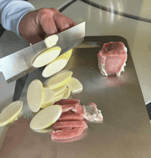 Katori Titanium Cutting Board user Enjelia M.